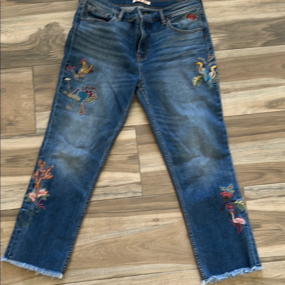 Johnny Was Sabrina jeans 
Cute embroidered raw hem jeans